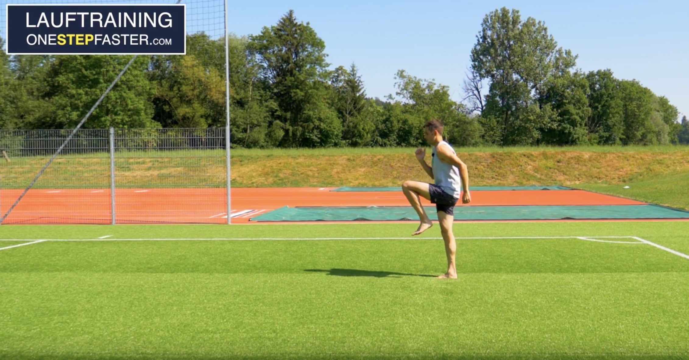 Kniehebelauf im Stand