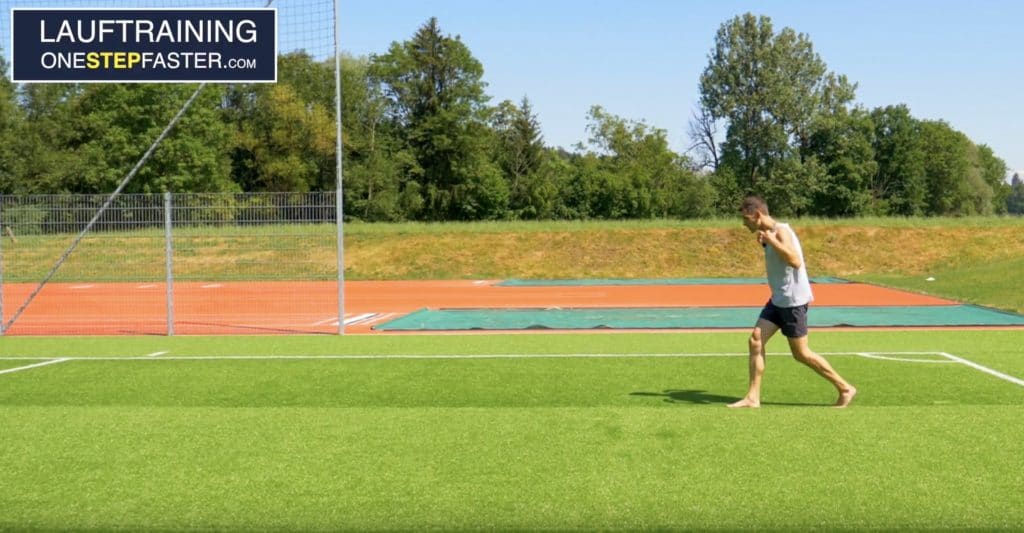 Lauf-Tipp und Übung gegen Rückenlage: Schultern nach vorne ziehen Schritt 1