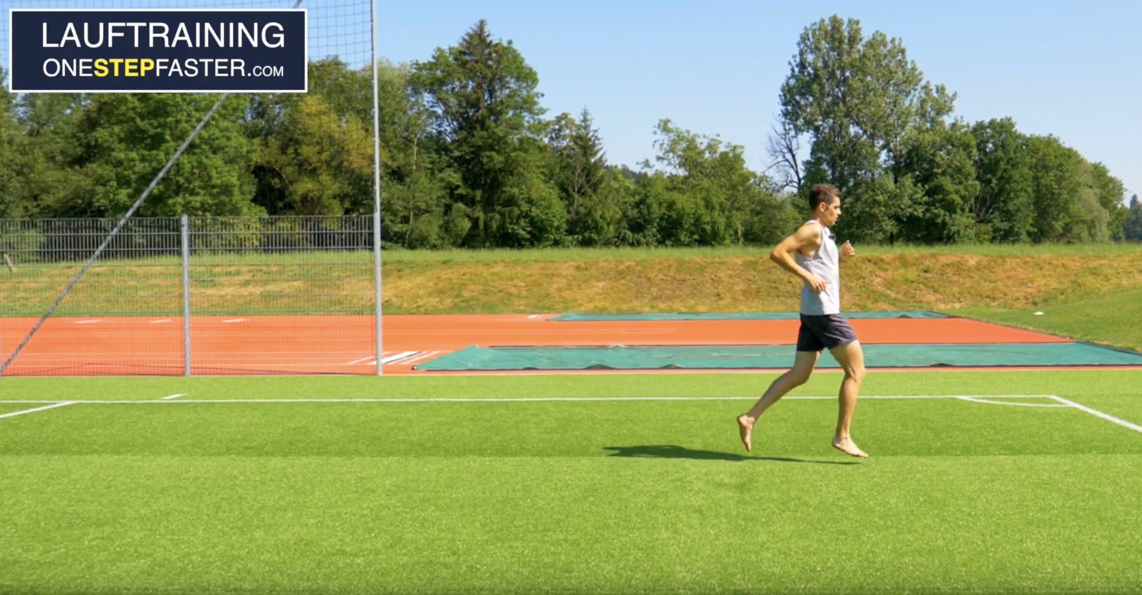 Perfekter Laufstil in der Flugphase mit hängender Fußspitze